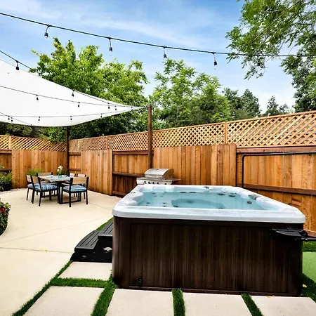 Retro Cottage, Hot Tub, Putting Green, Walk To All